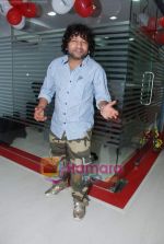 Kailash Kher at the launch of  Snap 24-7 Gym in Malad, Near Croma on 29th March 2010 (26).JPG